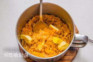 放入肉松拌匀，最后放入室温下软化的黄油拌匀。