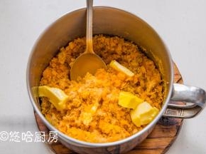 放入肉松拌匀，最后放入室温下软化的黄油拌匀。