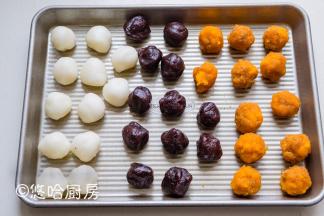 把蛋黄肉松捏成15克/个的圆球，红豆沙也分成15克/个的圆球，麻薯平均分成12个，分好的馅料摆放在烤盘中。