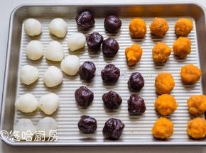 把蛋黄肉松捏成15克/个的圆球，红豆沙也分成15克/个的圆球，麻薯平均分成12个，分好的馅料摆放在烤盘中。