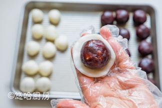 麻薯用手捏开，包入豆沙蛋黄，捏紧收口，依次做好全部待用。