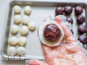 麻薯用手捏开，包入豆沙蛋黄，捏紧收口，依次做好全部待用。