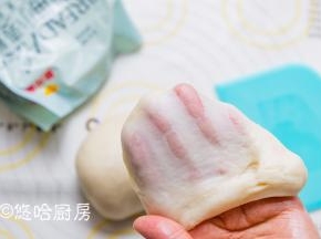 馅料全部处理完毕，面团也醒发到位，这个时候的面团非常好揉，稍微一揉就能拉出薄薄的手套膜。做酥皮点心，油皮尽量用高筋面粉，因为筋性高不易破酥，起酥的效果非常好。