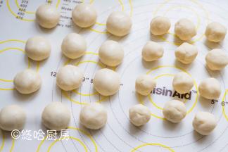 揉好的油皮平均分成12个，一个22克。油酥也分成12个，一个12.5克。盖好保鲜膜醒15~20分钟。