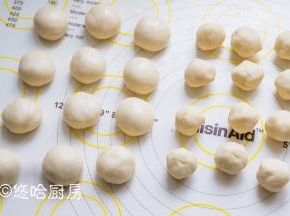 揉好的油皮平均分成12个，一个22克。油酥也分成12个，一个12.5克。盖好保鲜膜醒15~20分钟。