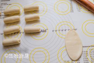 取一个醒发后的面团压扁、翻面、上下擀开，从上至下卷起，依次做好全部，盖保鲜膜防止表皮干燥，继续醒发15分钟。