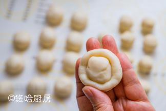取醒发后的油皮包住油酥，用虎口上推的方式包紧收口，依次做好全部。用保鲜膜盖好，继续醒发15分钟。