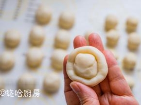 取醒发后的油皮包住油酥，用虎口上推的方式包紧收口，依次做好全部。用保鲜膜盖好，继续醒发15分钟。