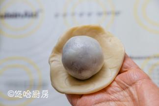 醒发后的面团2头向中间折起，压扁擀开成圆片，放入馅料包紧收口。面皮最好擀的大一点，这样好包。