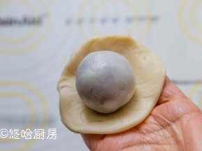 醒发后的面团2头向中间折起，压扁擀开成圆片，放入馅料包紧收口。面皮最好擀的大一点，这样好包。