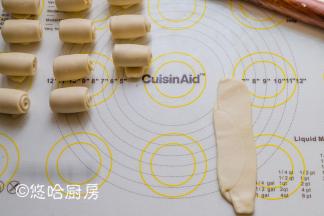 醒发后的面团上下擀开擀长，再次从上至下卷起，依旧盖好保鲜膜醒发15分钟。