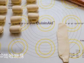 醒发后的面团上下擀开擀长，再次从上至下卷起，依旧盖好保鲜膜醒发15分钟。