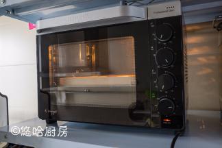 烤箱以上下管170度预热，预热到位后将烤盘放入中下层，烘烤25分钟左右。
