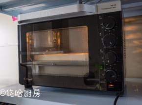 烤箱以上下管170度预热，预热到位后将烤盘放入中下层，烘烤25分钟左右。