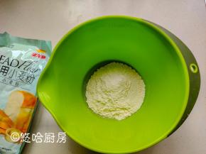 把油皮的材料全部放入盆中，和成面团，不用揉，成团即可。