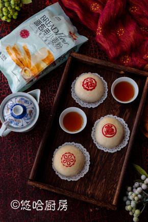 月饼皮很薄，馅料都是熟的，烘烤的温度不要太高，避免表面上色过深。烘烤的时候随时观察，发现上色要立刻取出。