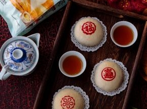 月饼皮很薄，馅料都是熟的，烘烤的温度不要太高，避免表面上色过深。烘烤的时候随时观察，发现上色要立刻取出。