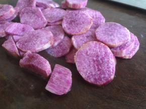 紫山药去皮，切薄片