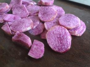 紫山药去皮，切薄片