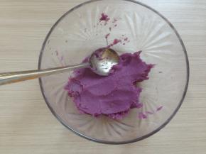 隔水蒸几分钟，再用汤匙压成泥，过筛一次更细腻