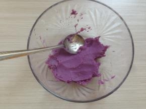 隔水蒸几分钟，再用汤匙压成泥，过筛一次更细腻