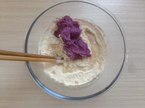 面粉和糖倒入和面盆里混合，再加入紫山药泥，倒入酵母水