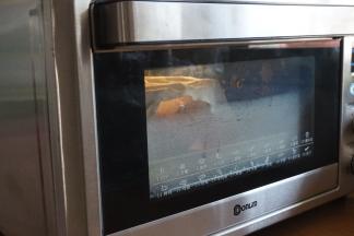 室温低的话可以放在烤箱里发酵，利用烤箱的发酵档，但一定要盖住面团，面团发酵两倍大即可