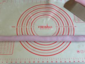 将面团取出揉匀排气，搓成长条