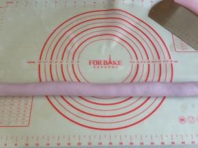 将面团取出揉匀排气，搓成长条