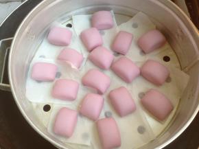 醒发20分钟，室温低可以将蒸锅里的水烧热一些，手可以触摸的温度，再将蒸笼放上去