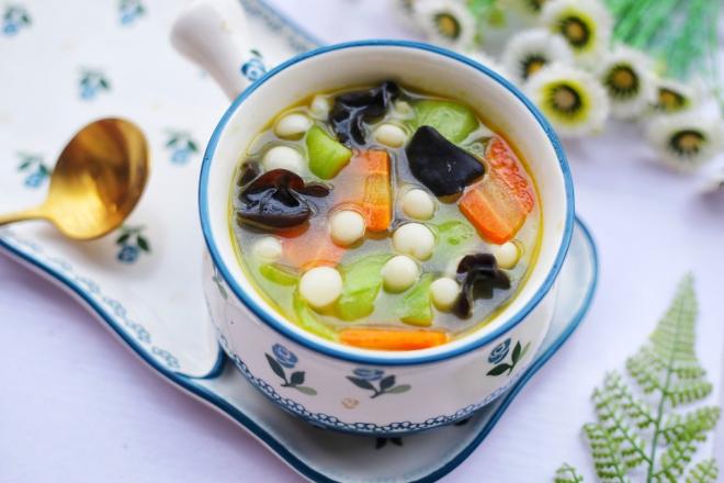 丝瓜木耳菌菇汤