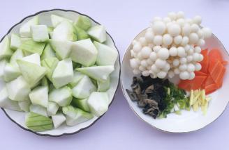 准备好所有食材。丝瓜去皮洗净，切成滚刀块备用。