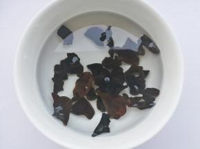 木耳泡发洗净。