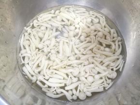 白玉菇盐水洗净。