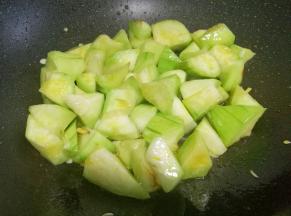 热锅热油，加姜丝爆香，加入丝瓜炒至变软。