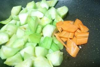 加胡萝卜翻炒。