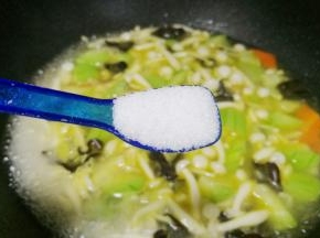 加一勺盐，滴少许香油。