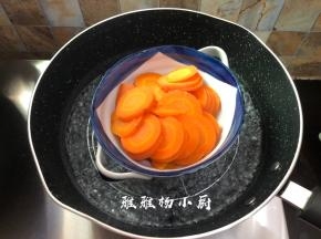 胡萝卜去皮后切成薄片，然后装入盘子里隔水蒸熟，上汽后大约蒸15分钟，蒸好的胡萝卜放置一旁冷却后备用