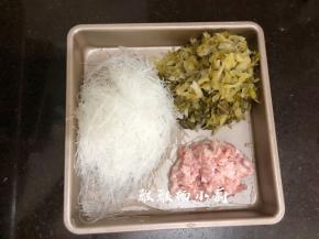 酸菜洗干净，挤干水分，切成碎放一边备用，泡丝泡软一样的切碎，猪肉剁碎