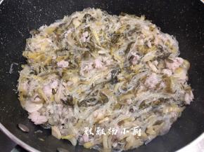锅中加入少许食用油，将肉末，粉丝，酸菜一起倒进锅中，炒熟，炒的过程中加少许鸡粉1勺蚝油和适量的盐，翻炒均匀盛出晾凉备用