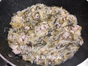 锅中加入少许食用油，将肉末，粉丝，酸菜一起倒进锅中，炒熟，炒的过程中加少许鸡粉1勺蚝油和适量的盐，翻炒均匀盛出晾凉备用