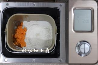 除了猪油之外，将面粉中所有的材料倒进面包机桶内，启动和面功能和面功能是10分钟揉到面粉成团之后，10分钟结束