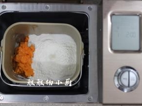 除了猪油之外，将面粉中所有的材料倒进面包机桶内，启动和面功能和面功能是10分钟揉到面粉成团之后，10分钟结束