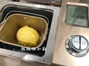 揉好的面团从面包机桶中拿出来，揉圆