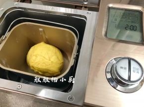 揉好的面团从面包机桶中拿出来，揉圆