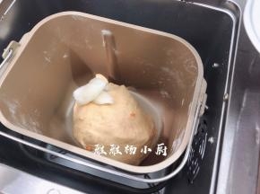 把10g的猪油放入面团中继续揉至面团光滑，我这里揉了20分钟，馒头要想蒸出来有光滑的表面，口感好，面团一定要揉到位