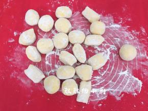 分成22个大小一致的小面团，把每个剂子都滚上面粉，然后用保鲜袋盖住以免面团表面被风干，松弛10分钟，冬天室温松弛时间可能略延长5～10分钟