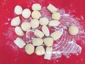 分成22个大小一致的小面团，把每个剂子都滚上面粉，然后用保鲜袋盖住以免面团表面被风干，松弛10分钟，冬天室温松弛时间可能略延长5～10分钟