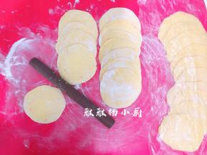 用擀面杖擀出中间厚边缘薄的面皮就可以，擀好的面皮依然用保鲜膜盖住防止风干