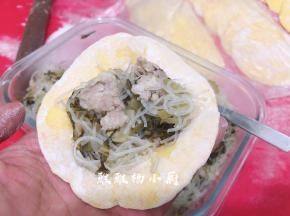 取一张包子皮码上适量的馅料